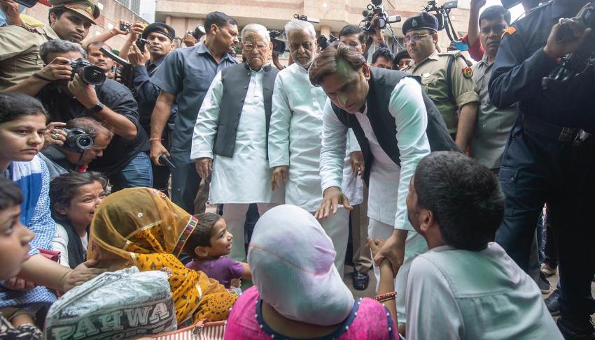 पूर्व मुख्यमंत्री ने #KGMU पहुंचकर घायल रेप पीड़िता के परिवारीजनों से मुलाकात की