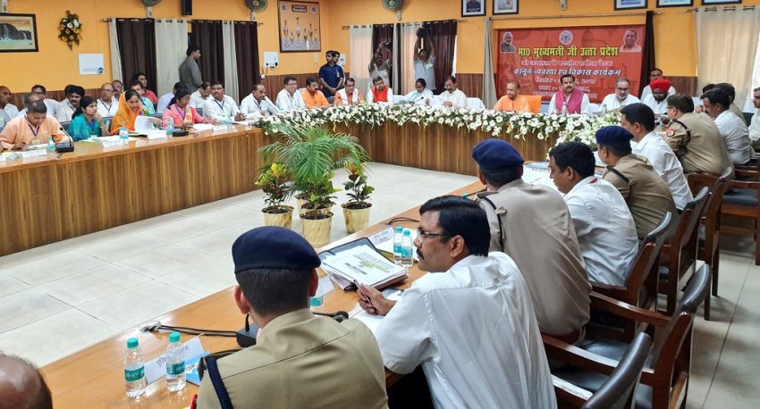 UPCM योगी आदित्यनाथ ने मुरादाबाद में कानून व्यवस्था और विकास कार्यों की मण्डलीय समीक्षा की