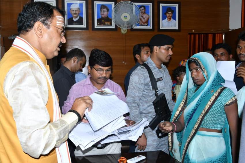 उप मुख्यमंत्री केशव प्रसाद मौर्य ने जनता दरबार में जनता की समस्याओं को सुना