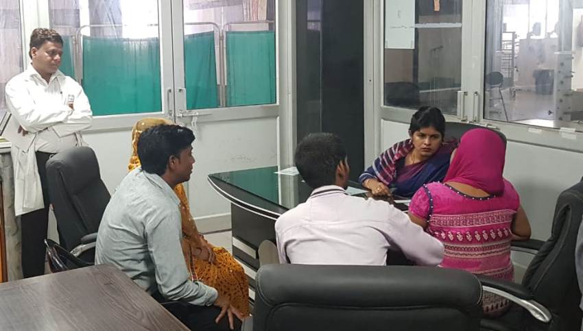 राज्य मंत्री स्वाति सिंह ने #KGMU में उन्नाव की पीड़िता बेटी के स्वास्थ्य का हाल जाना
