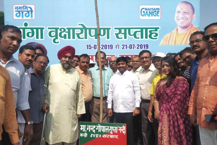 स्टाम्प और नागरिक उड्डयन मंत्री ने 'गंगा वृक्षारोपण सप्ताह' कार्यक्रम में वृक्ष लगाकर कार्यक्रम का समापन किया