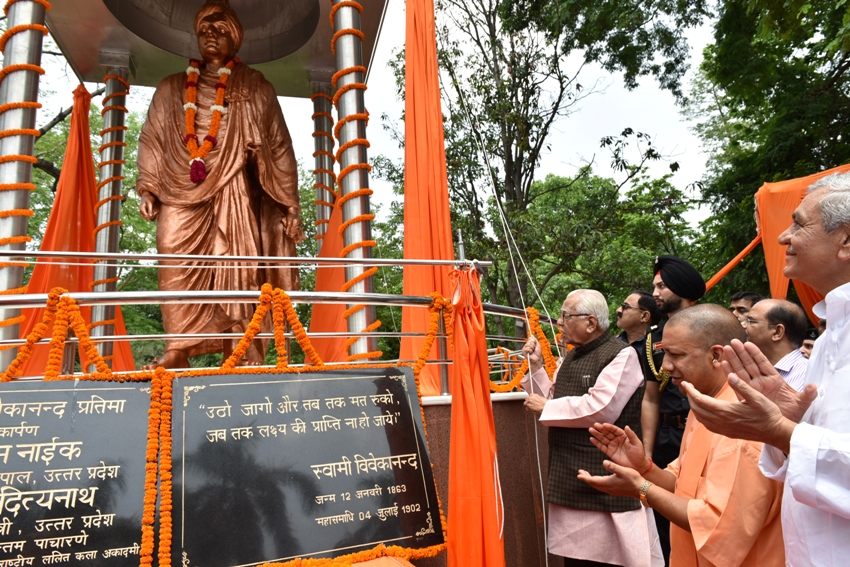 UPCM योगी आदित्यनाथ ने राजभवन में स्वामी विवेकानन्द की मूर्ति का अनावरण किया