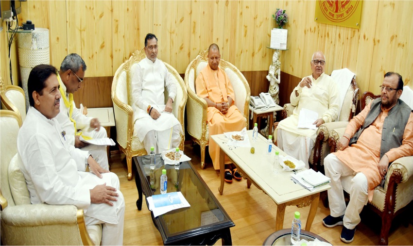 UPCM योगी आदित्यनाथ विधानसभा में आयोजित सर्वदलीय बैठक में शामिल हुए