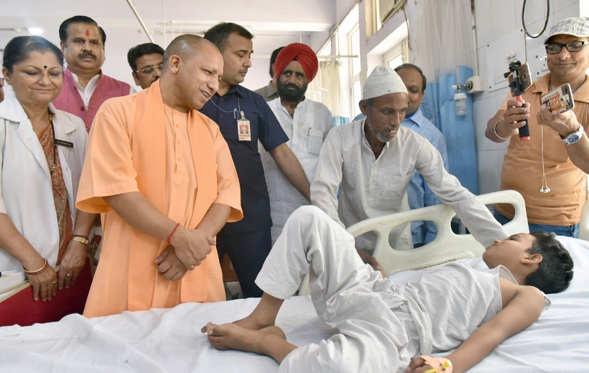 UPCM योगी आदित्यनाथ ने मुरादाबाद जिला अस्पताल का औचक निरीक्षण किया