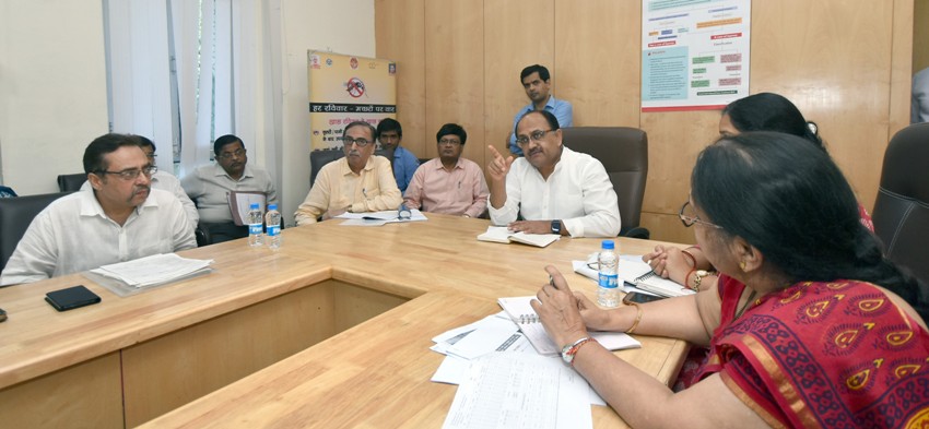 स्वास्थ्य मंत्री ने कैसरबाग स्थित स्वास्थ्य भवन में विभागीय समीक्षा बैठक की