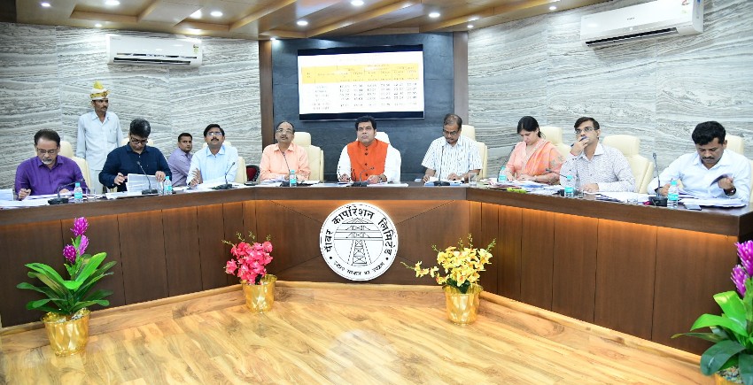 ऊर्जा मंत्री श्रीकान्त शर्मा ने विद्युत आपूर्ति, बिलिंग, बिजली चोरी, नवनिर्मित विद्युत गृहों, ट्रांसमिशन व पारेषण आदि की समीक्षा की