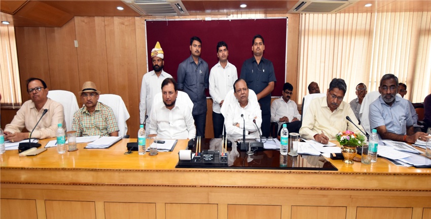 मंत्री मोती सिंह ने योजना भवन में ग्रामीण अभियन्त्रण विभाग की समीक्षा बैठक की