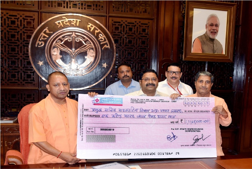 UPCM योगी आदित्यनाथ को सहकारिता मंत्री ने 1 करोड 11 लाख 65 हजार रू. का चेक भेंट किया