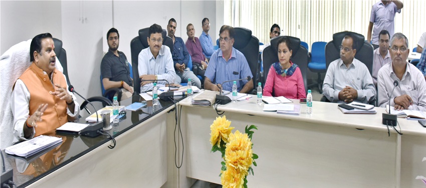 जल शक्ति मंत्री ने कमाण्ड़ व कंट्रोल सेन्टर में आयोजित प्रमुख योजनाओं की प्रस्तुतीकरण की समीक्षा की
