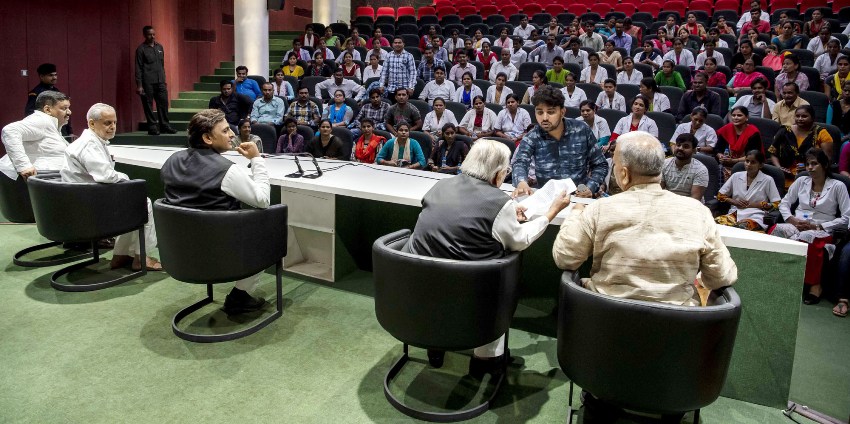 पूर्व मुख्यमंत्री अखिलेश यादव से संविदा पर कार्यरत नर्सिंग स्टाफ ने भेंट की