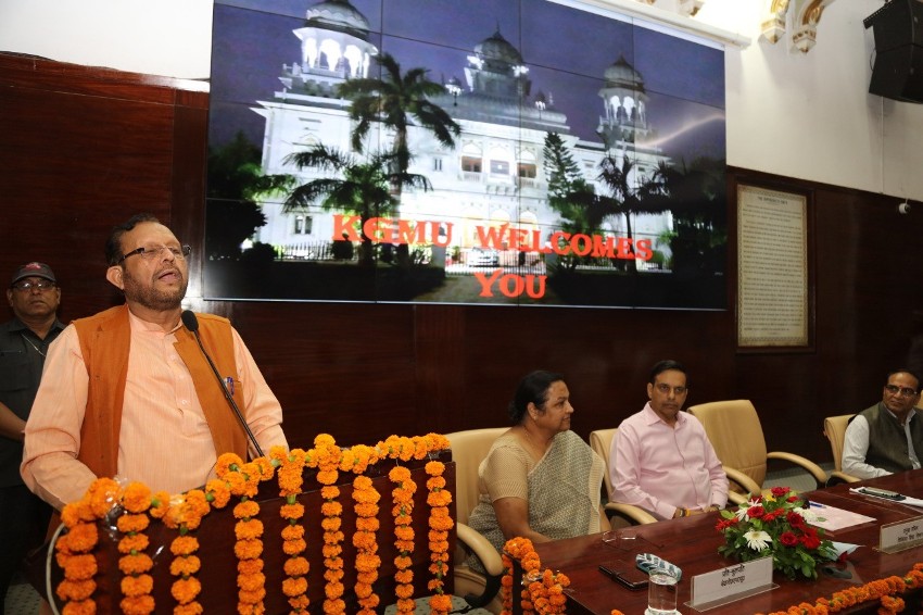 चिकित्सा शिक्षा मंत्री सुरेश कुमार खन्ना ने #KGMU के चिकित्सकों से मुलाकात की
