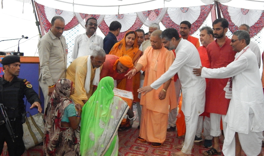 UPCM योगी ने बलिया में बाढ़ पीड़ितों को राहत सामग्री का वितरण किया