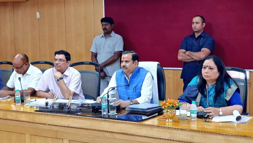 जलशक्ति मंत्री डा. महेन्द्र सिंह ने योजना भवन में भूगर्भ जल विभाग की समीक्षा की