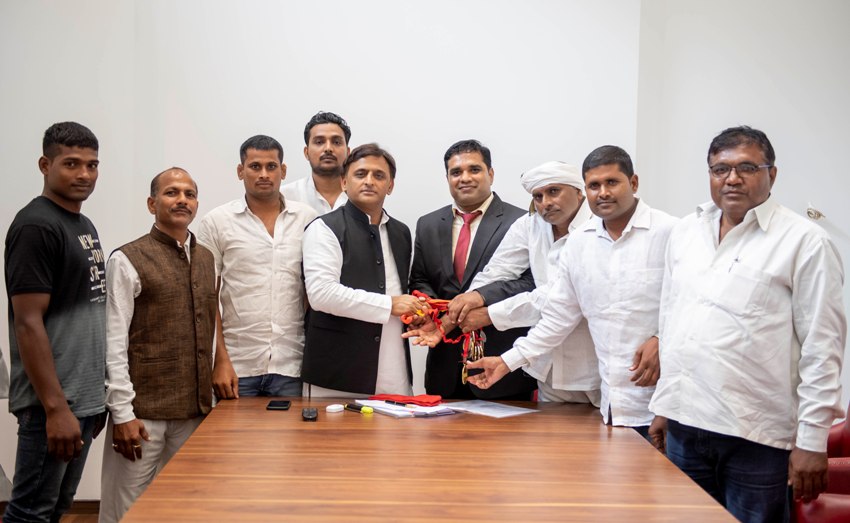 पूर्व मुख्यमंत्री से गाजीपुर के कुश्ती कोच और जिला कुश्ती संघ के अध्यक्ष ने भेंट की