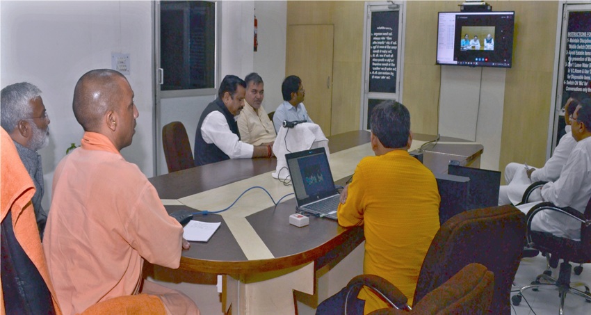 UPCM योगी ने आगरा में ‘तरक्की का राजमार्ग’ कार्यक्रम को सम्बोधित किया