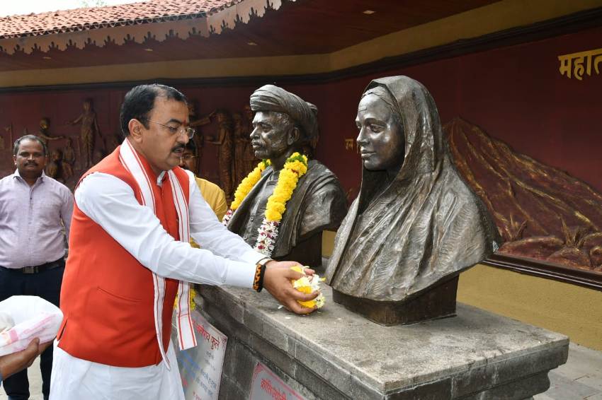 उप मुख्यमंत्री ने पुणे में सावित्रीबाई फुले और ज्योतिबाराव फुले की प्रतिमा पर पुष्प अर्पित किये