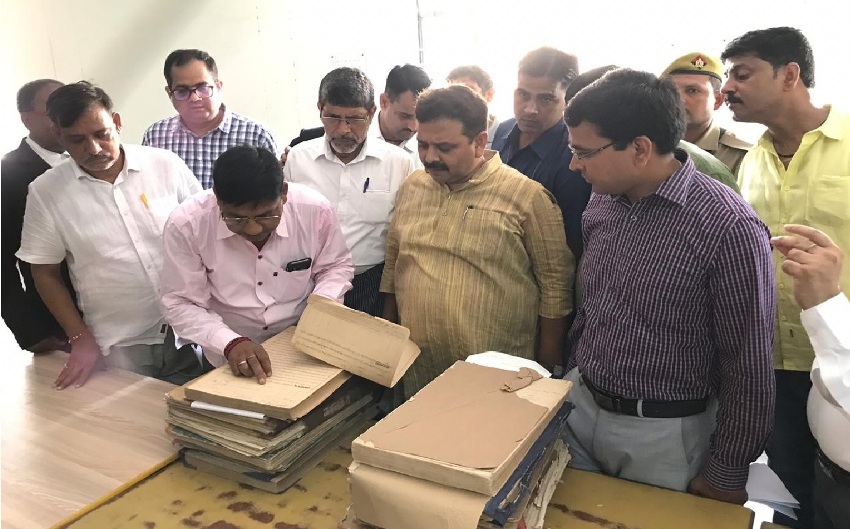 स्टाम्प न्यायालय शुल्क राज्यमंत्री ने रजिस्ट्री कार्यालय वाराणसी का औचक निरीक्षण किया