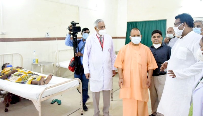 मुख्यमंत्री ने गोरखपुर में डे-केयर वाॅर्ड, आई0सी0यू0 एवं अन्य वाॅर्डों का निरीक्षण किया
