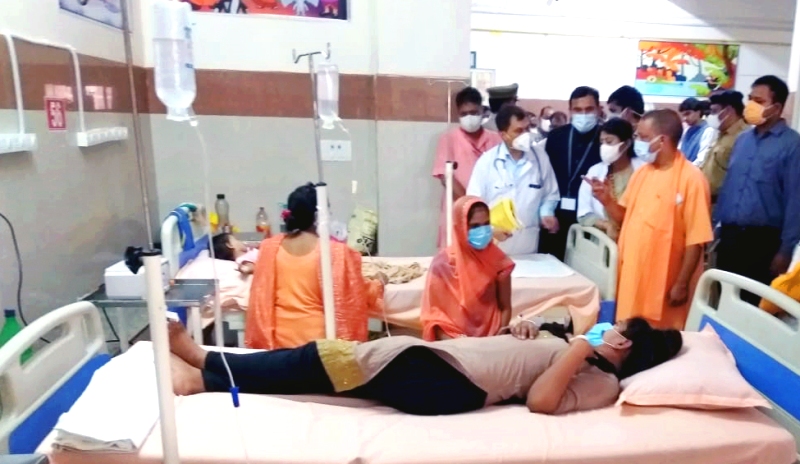 भर्ती बच्चों के स्वास्थ्य व उपचार की जानकारी लेने पहुँचे योगी, मचा हड़कंप