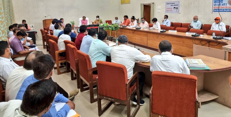 जल शक्ति मंत्री महेंद्र सिंह ने बाढ़ प्रभावित क्षेत्र का किया हवाई सर्वेक्षण