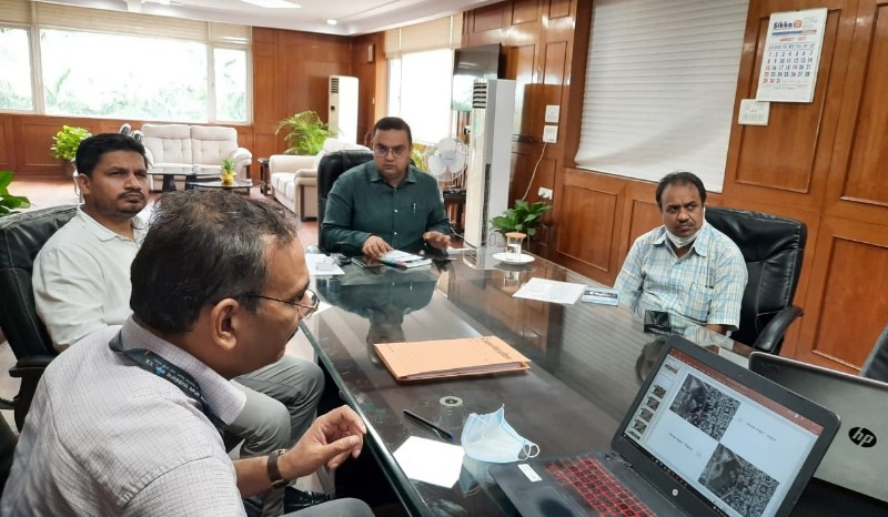 एलडीएअक्षय त्रिपाठी के समक्ष रिमोट सेंसिंग एप्लीकेशन सेन्टर के वैज्ञानिकों ने दिया प्रेजेन्टेशन