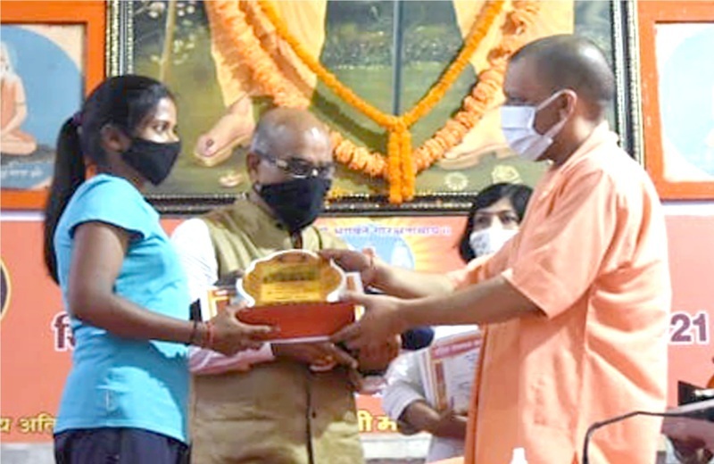 मुख्यमंत्री ने खिलाड़ियों को सम्मानित