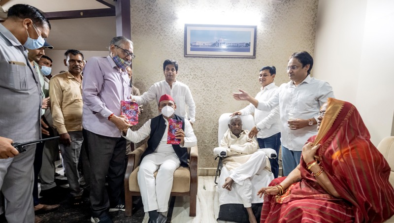 समाजवादी पार्टी के राष्ट्रीय अध्यक्ष एवं पूर्व मुख्यमंत्री अखिलेश यादव ने उत्तर प्रदेश विधानसभा के पूर्व स्पीकर, पूर्व कैबिनेट मंत्री सुखदेव राजभर से उनके गोमतीनगर लखनऊ, स्थित आवास पर भेंट कर स्वास्थ्य की जानकारी ली।