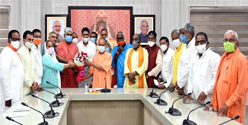 मुख्यमंत्री से उ0प्र0 राज्य पिछड़ा वर्ग आयोग के अध्यक्ष और सदस्यों ने भेंट की