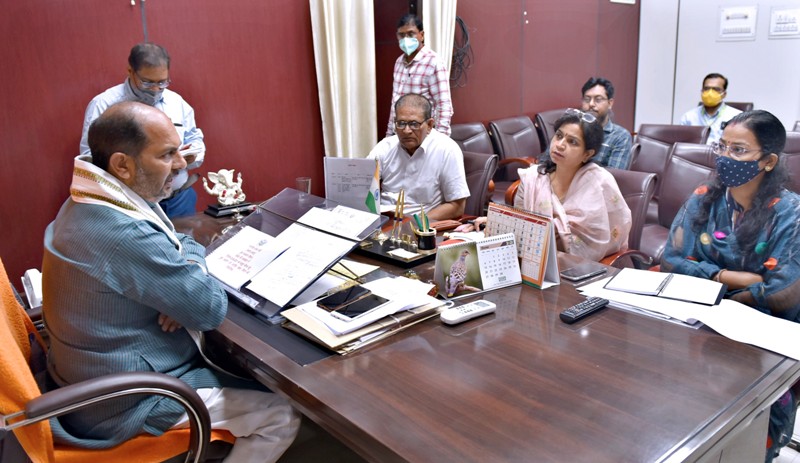 मंत्री उपेन्द्र तिवारी ने युवा कल्याण विभाग के अधिकारियों के साथ समीक्षा बैठक की