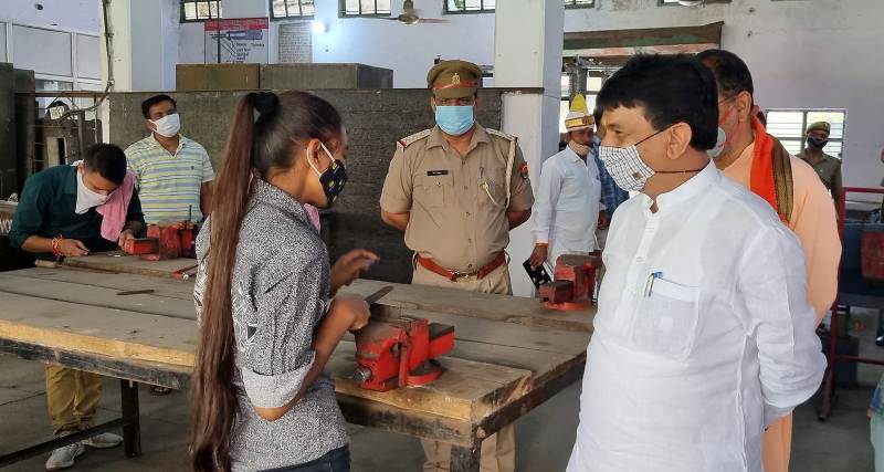 मंत्री कपिल देव अग्रवाल ने बिजनौर के राजकीय औधोगिक प्रशिक्षण संस्थान निरीक्षण किया