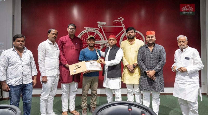 माउंटेनियर उमा सिंह ने पूर्व मुख्यमंत्री अखिलेश यादव से लखनऊ में भेंट की