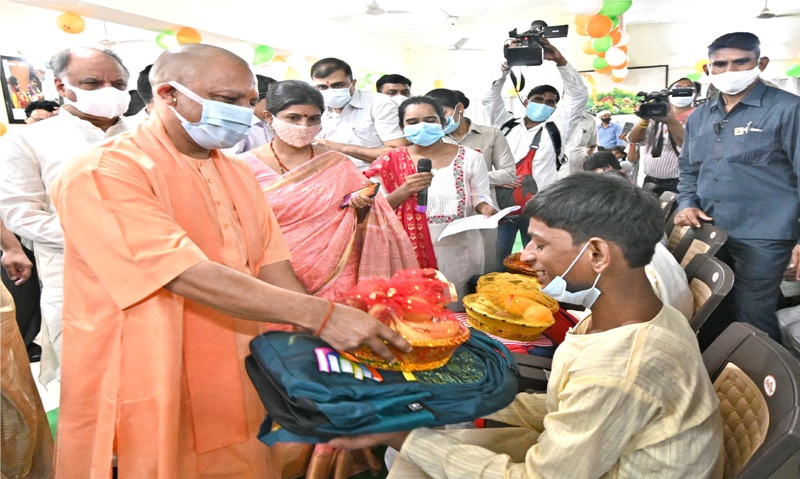 दिव्यांग बच्चों को दिए उपहार