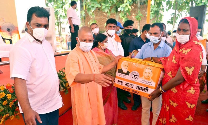 मुख्यमंत्री योगी ने गोरखपुर के चौरी चौरा में बाढ़ राहत खाद्यान्न किट वितरित किए