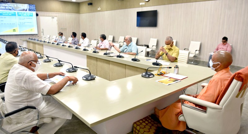 CM Yogi Adityanath के समक्ष आत्मनिर्भर कृषक समन्वित विकास योजना का प्रस्तुतीकरण