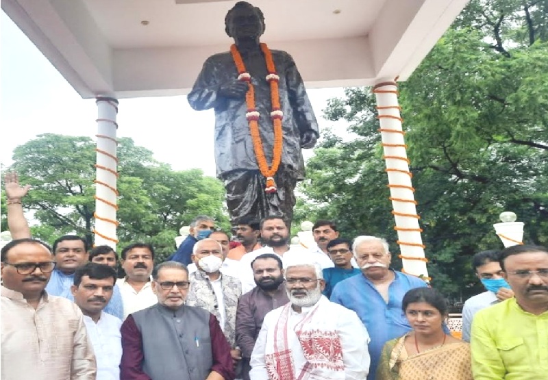 BJP: कार्यकर्ताओं ने पं. दीन दयाल उपाध्याय की जयन्ती पर श्रद्धांजलि अर्पित की