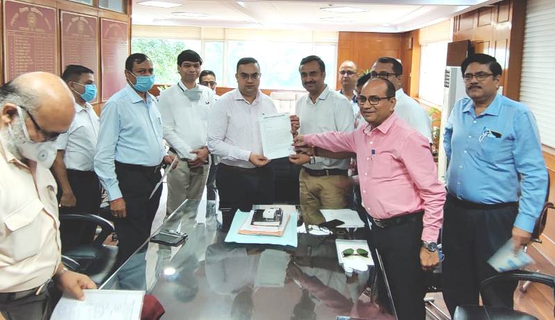 LDA VC: आर0डब्ल्यू0ए0 पदाधिकारयिों को सौंपी अनुरक्षण शुल्क की एफ.डी.आर.