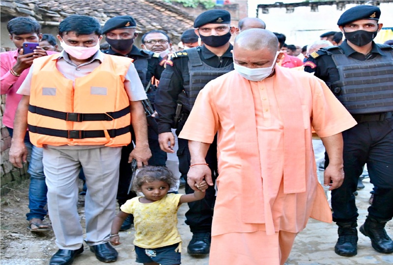 मुख्यमंत्री योगी का छलका दर्द, बच्चों को दुलारा और गोद में खिलाया