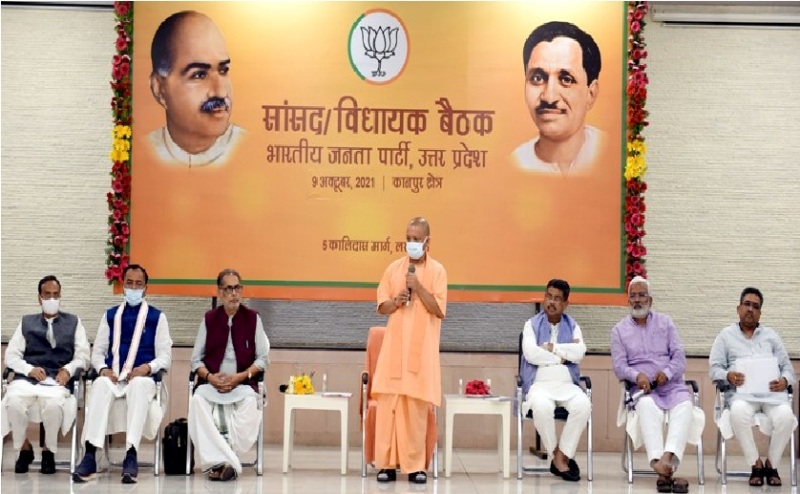 मुख्यमंत्री योगी ने कानपुर क्षेत्र के सांसदगणों, विधायकगणों के साथ संवाद किया