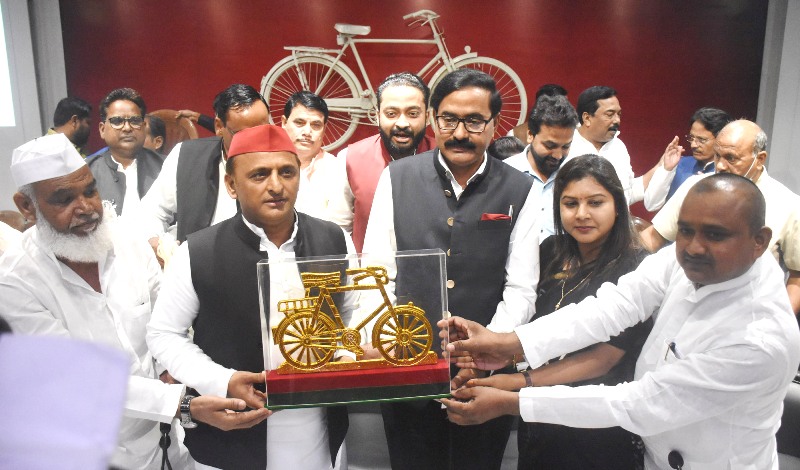 भाजपा और बसपा विधायकों ने अपने समर्थकों के साथ समाजवादी पार्टी की सदस्यता ग्रहण की