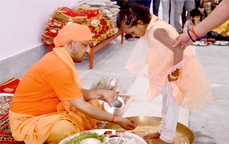 CM Yogi ने महानवमी को गोरखपुर में श्री गोरक्षनाथ मन्दिर में कन्या पूजन किया