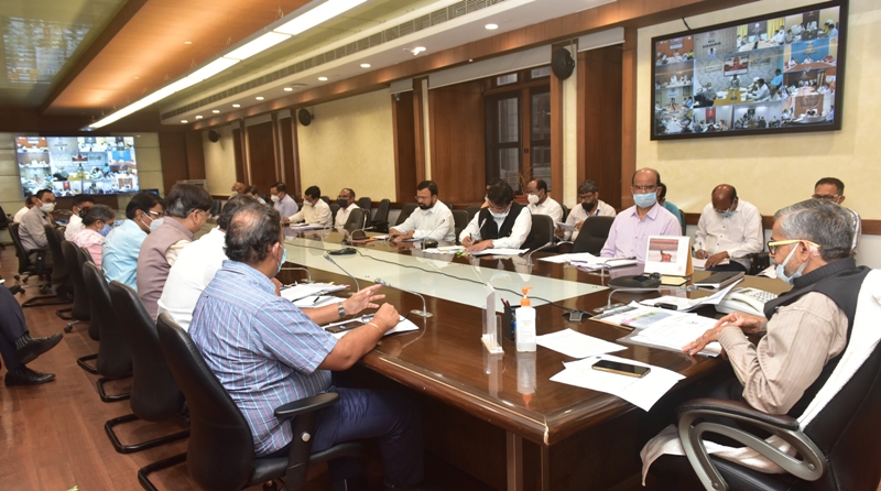 मुख्य सचिव ने सभी मण्डलायुक्तों एवं जिलाधिकारियों के साथ की समीक्षा बैठक
