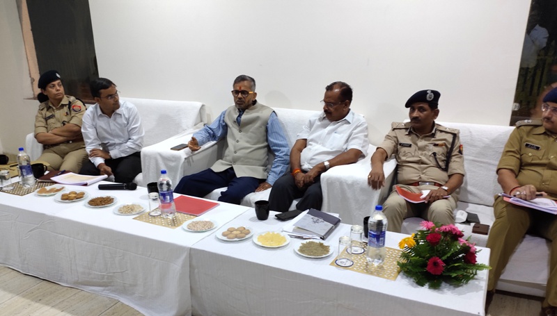 मुख्य सचिव ने वरिष्ठ अधिकारियों के साथ महोबा के विकास कार्यों की समीक्षा की