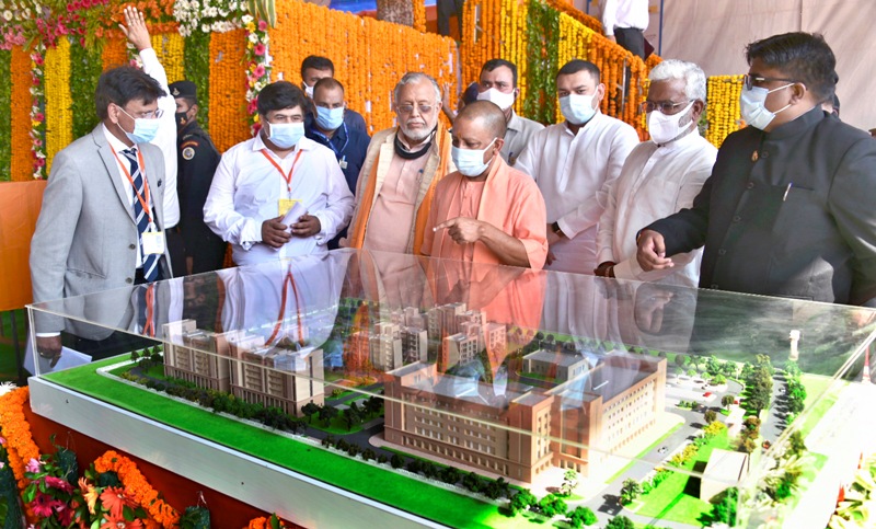 उत्तर प्रदेश के मुख्यमंत्री योगी आदित्यनाथ ने जनपद सुलतानपुर के भ्रमण के अवसर पर भारत सरकार सहायतित योजना फेज-3 के अन्तर्गत 271 करोड़ रुपये से निर्मित होने वाले राजकीय मेडिकल कॉलेज सुलतानपुर का शिलान्यास किया। उन्होंने 46.33 करोड़ रुपये की लागत की 126 विकास परियोजनाओं का लोकार्पण/शिलान्यास भी किया। इस अवसर पर उन्होंने प्रधानमंत्री आवास योजना (ग्रामीण), मुख्यमंत्री आवास योजना (ग्रामीण) तथा फार्म मशीनरी बैंक योजना के लाभार्थियों को प्रतीकात्मक चाभी सौंपी। उन्होंने मनरेगा योजना, आयुष्मान भारत योजना, एक जनपद एक उत्पाद तथा विश्वकर्मा श्रम सम्मान योजना के 05-05 लाभार्थियों को प्रमाण पत्र/कार्ड/टूलकिट भी वितरित किए।