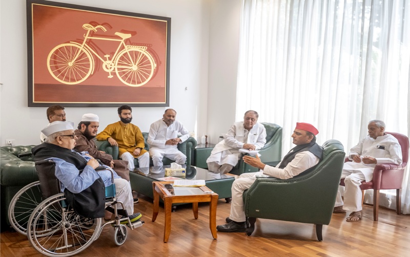 पूर्व राज्यपाल अजीज कुरैशी ने पूर्व मुख्यमंत्री अखिलेश यादव से की मुलाकात