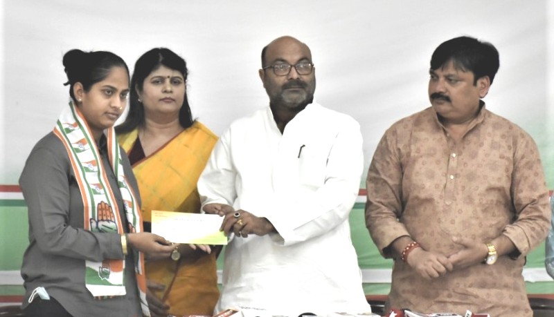 Congress: प्रियंका गांधी द्वारा 40 फ़ीसदी महिलाओं को टिकट देने का ऐलान लाने लगा रंग