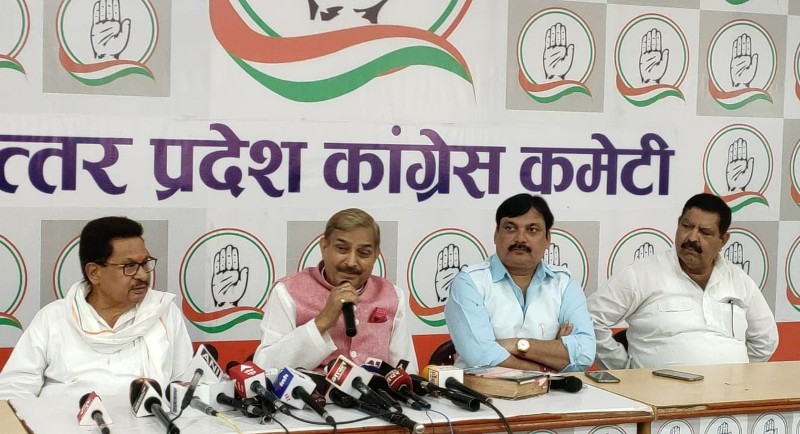 छत्तीसगढ़ के मुख्यमंत्री भूपेश बघेल को पुलिस ने अमौसी एयरपोर्ट में रोका, यूपी में तानाशाही
