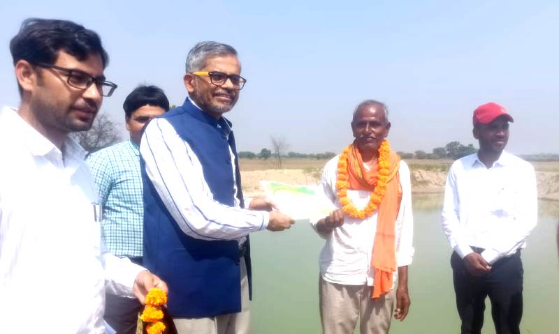 मुख्य सचिव ने महोबा ने लाभार्थी किसानों को प्रमाण पत्र देकर सम्मानित किया