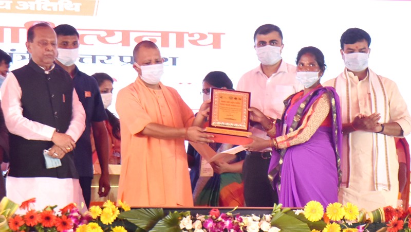 मुख्यमंत्री ने की मनरेगा कर्मियों के मानदेय में वृद्धि की घोषणा, मनरेगा कर्मी सम्मानित
