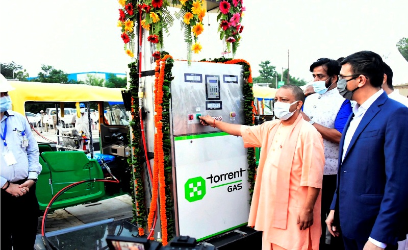 मुख्यमंत्री ने जनपद गोरखपुर में टोरेंट गैस के सिटी गैस स्टेशन का उद्घाटन किया