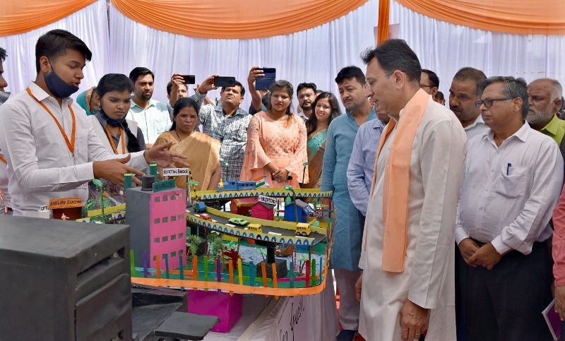 मंत्री जितिन प्रसाद ने छात्र/छात्राओं द्वारा लगाई गई मॉडल प्रदर्शनी का किया अवलोकन